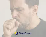Mężczyzna kaszle, co może być sygnałem do wykonania domowego testu na raka płuc. Logo MedCena.