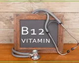 Tablica z napisem "B12 VITAMIN" i stetoskopem. Czy nadmiar witaminy B12 może być problemem?
