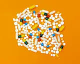 Mnóstwo tabletek i kapsułek, w tym te zawierające opioidy. Co to za leki?