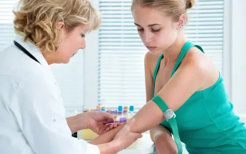 Pielęgniarka pobiera krew do badań. To część diagnostyki, która pomaga odpowiedzieć na pytanie: jonogram co to jest i jakie są jego wyniki.