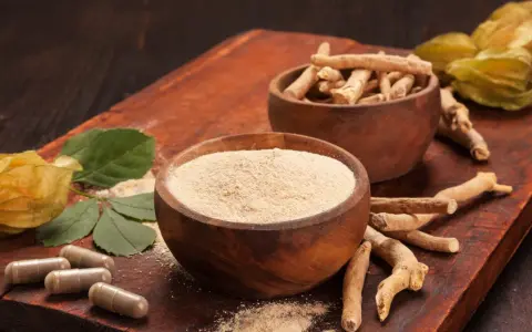 Ashwagandha w proszku i korzeniach, kapsułki i owoce. Zastanawiasz się nad ashwagandha skutki uboczne?