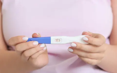 Dwie kreski na teście ciążowym. Kiedy zrobić test ciążowy – rano czy wieczorem? Najlepszy czas to poranek.