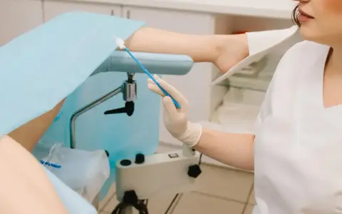 Badanie ginekologiczne w ciąży. Pielęgniarka pobiera wymaz, by sprawdzić obecność streptococcus agalactiae.