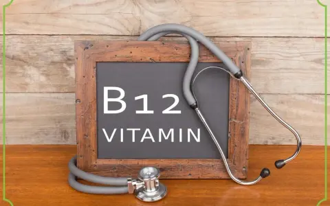 Tablica z napisem "B12 VITAMIN" i stetoskopem. Czy nadmiar witaminy B12 może być problemem?