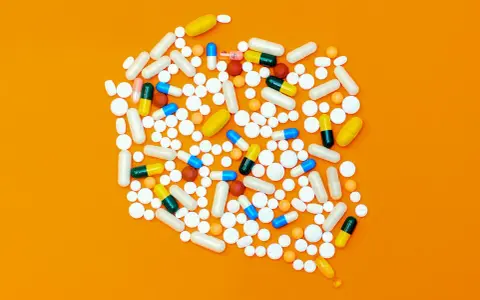 Mnóstwo tabletek i kapsułek, w tym te zawierające opioidy. Co to za leki?