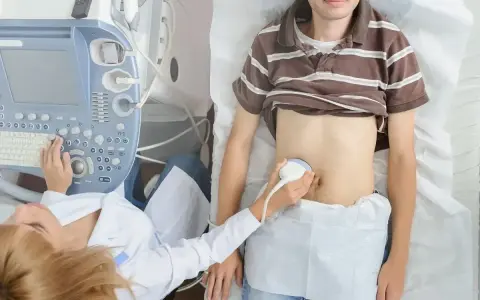 Lekarz wykonuje USG jamy brzusznej, aby przeprowadzić test na zapalenie wyrostka robaczkowego.