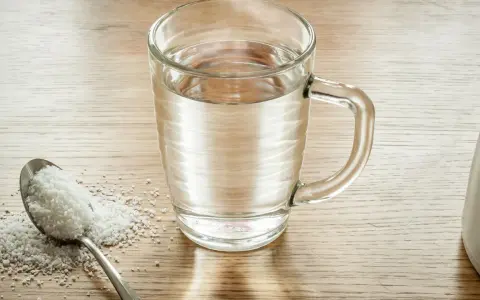 Łyżka soli i szklanka wody. Woda z solą na co? Może na przeziębienie, a może do płukania gardła.