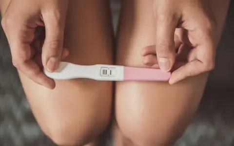 Dwie kreski na teście ciążowym. Czy można zajść w ciążę zaraz po okresie? To pytanie nurtuje wiele kobiet.